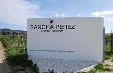 Entrada a La Finca e instalaciones de Bodega Almazara Sancha Pérez